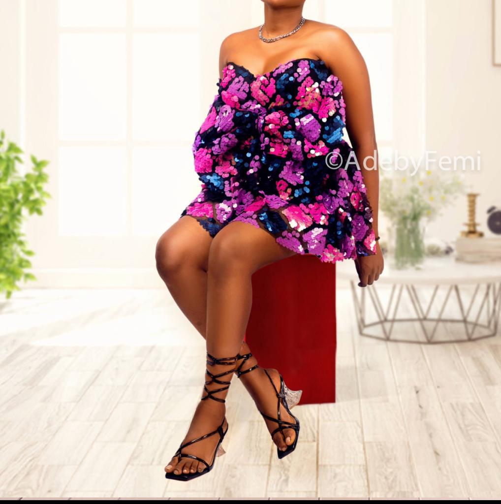 Arieta pinkmix model seated